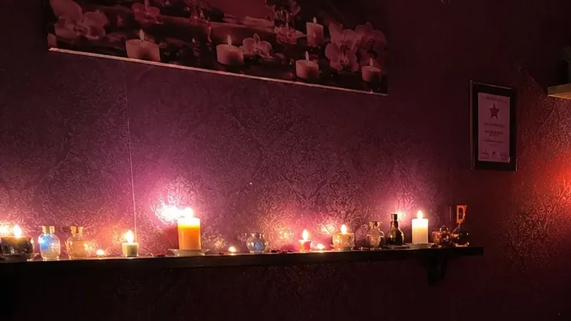 Masaj odasındaki mum rafı — Lila Spa, Çatalca misafirlerine hizmet veren salon