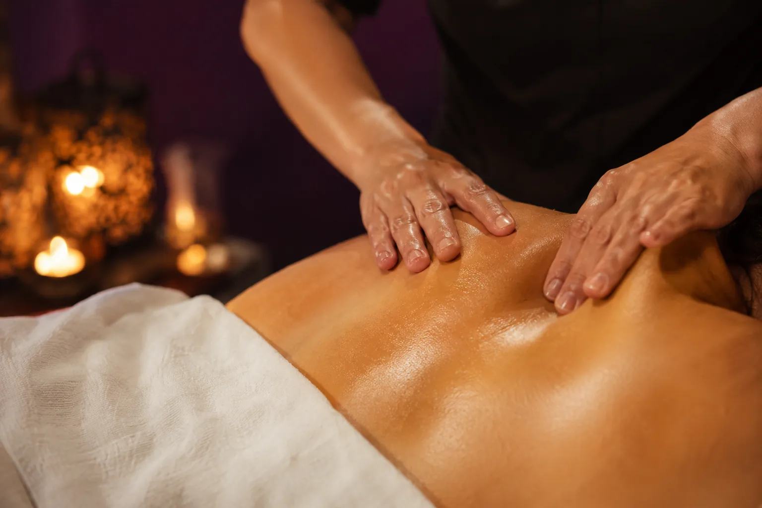 Sırt masajı uygulaması — Lila Spa, Çatalca misafirlerine hizmet veren salon